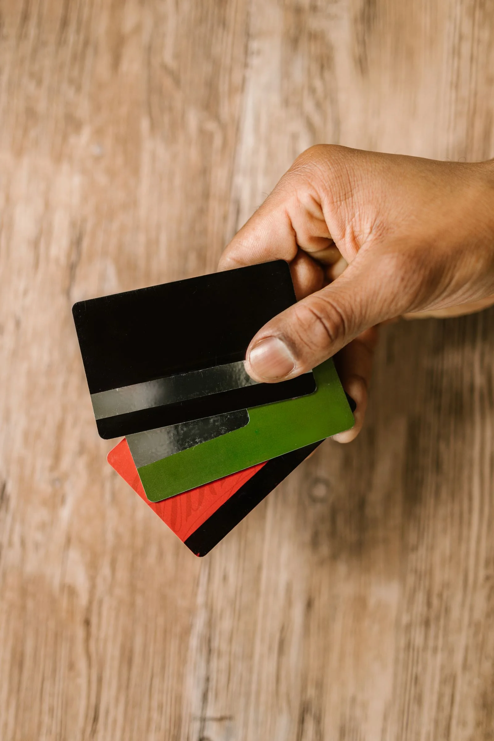 Mano sosteniendo varias tarjetas de crédito